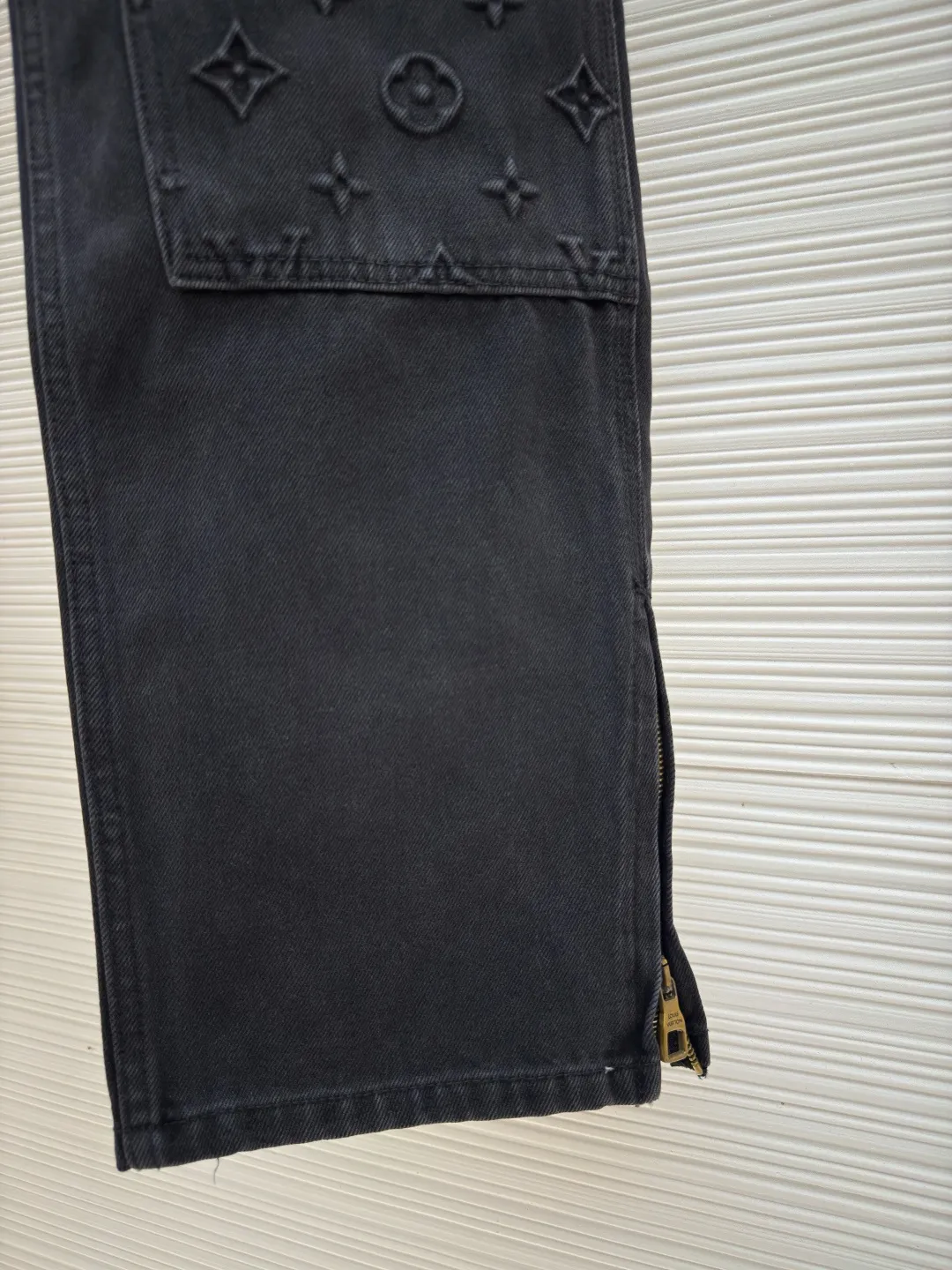 LOUIS VUITTON embossed work jeans ●Authentic product: purchased and developed by 17899 ●Item number: 1680249-B70 ●Material: denim fabric ●Technology: embossed embossed production ●Version: fitted version ●Weight: about 1085 grams ●Size: 30-32-34-36 ●Description: Integrating Monogram embossed pockets into a casual workwear silhouette, it can create a trendy look with the same style of overalls, or it can be mixed and matched with separate items to explore more fashion possibilities. Positioned panel splicing design, slightly distressed, washed blue, square nails with lettering under the left sleeve, decorative zipper, snap buttons at the front, standard cut version, casual style, suitable for both men and women. Original goods, washed casual jeans, imported original washed stretch fabric, comfortable and elastic, original hardware accessories decorated with logo, super correct fit, extremely high grade, high quality, fashionable and stylish upper body. The overall wiring is straight and delicate, the fabric is comfortable and soft, and the color is consistent without color difference. It can be matched with the same style to create a fashionable look and control various occasions. Customized accessories, complete with three standards, same style for men and women!